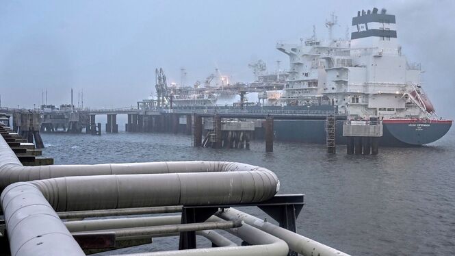 Das Spezialschiff "Höegh Esperanza" liegt während der Eröffnung des LNG-Terminals in Wilhelmshaven vor Anker. Nach dem russischen Aus für Gaslieferungen bekommt Deutschland  sein Gas jetzt aus anderen Ländern - und auf anderen Wegen.